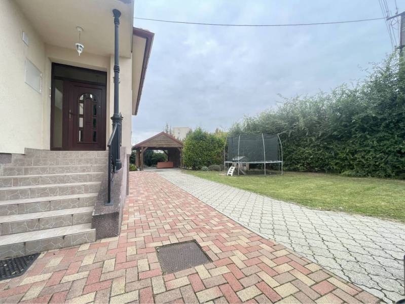 A-W REAL | KOMPLETNE PREROBENÝ RODINNÝ DOM NA PREDAJ V KĽUDNEJ ČASTI M - Rodinný dom na Žitnoostrovskej ulici v Dunajskej Strede s dvorom, trampolínou a prístreškom.