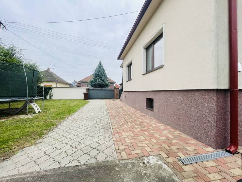 A-W REAL | KOMPLETNE PREROBENÝ RODINNÝ DOM NA PREDAJ V KĽUDNEJ ČASTI M - Rodinný dom na Žitnoostrovskej ulici v Dunajskej Strede s dvormi a trampolínou.