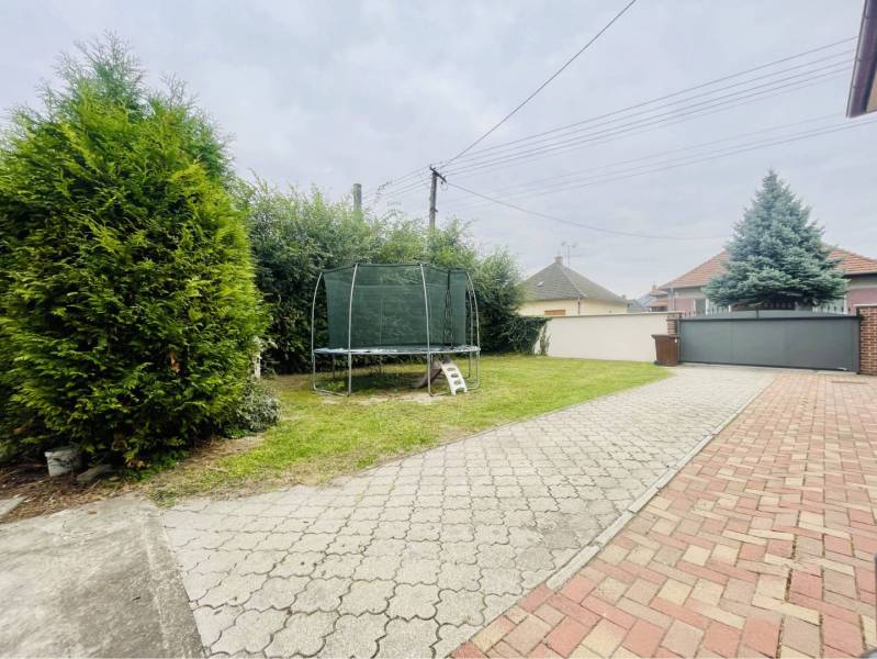 A-W REAL | KOMPLETNE PREROBENÝ RODINNÝ DOM NA PREDAJ V KĽUDNEJ ČASTI M - Rodinný dom na Žitnoostrovskej ulici v Dunajskej Strede s trávnikom a trampolínou.