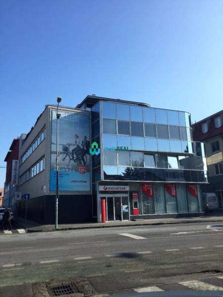 Kancelárie v centre mesta. - Budova s presklenou fasádou a bankou na prízemí na ulici Hlavná, Kancelárie nad ňou.