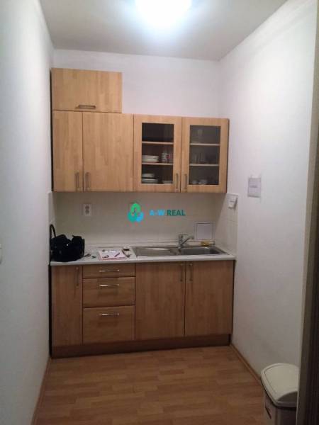 Kancelárie v centre mesta. - Kuchyňa s drevenou linkou v priestore na ulici Hlavná a Kancelárie.