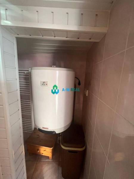 Znížená cena!  Rodinný dom s vnútorným aj vonkajším bazénom na krásne  - Na obrázku je kúpeľňa s bojlerom, obkladom na stene a košom, Rodinný dom.