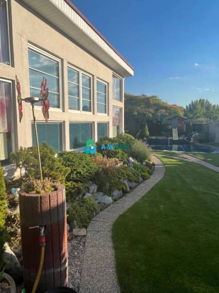 Znížená cena!  Rodinný dom s vnútorným aj vonkajším bazénom na krásne  - Rodinný dom so záhradou a trávnikom na ulici neuvedenej ponúka pokojný exteriér.