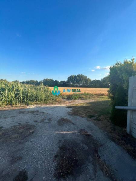 Znížená cena!  Rodinný dom s vnútorným aj vonkajším bazénom na krásne  - Príjazdová cesta vedie k poli a stromom, v prírode je pokojná atmosféra.