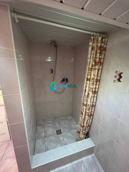 Znížená cena!  Rodinný dom s vnútorným aj vonkajším bazénom na krásne  - Sprchový kút s dlaždicovým obložením a sprchovými dverami vhodný pre rodinný dom.