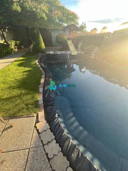 Znížená cena!  Rodinný dom s vnútorným aj vonkajším bazénom na krásne  - Rodinný dom s bazénom, trávnikom a šmýkačkou na ulici neuvedene.