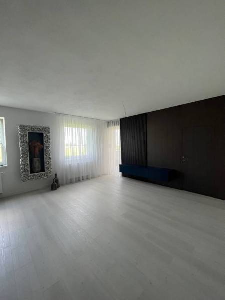 Luxusný byt na prenájom úplne nový kompletne zariadený s garážou. - Obývacia izba v 3-izbovom byte, na ulici Panonsky haj, s obrazom a tmavou stenou.