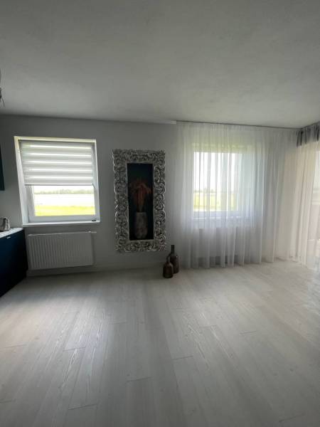 Luxusný byt na prenájom úplne nový kompletne zariadený s garážou. - Svetlá miestnosť s dekoráciou, obrazom na ulici Panonsky haj, 3-izbový byt, drevená podlaha.