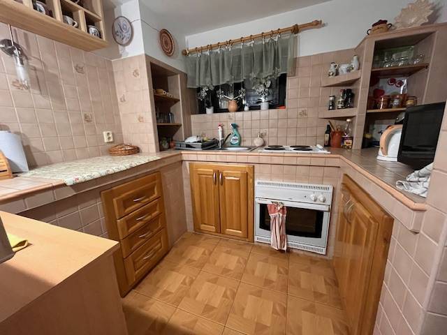 Rodinný  dom na predaj v Gabčíkove - Kuchyňa v rodinnom dome: drevo, kachličky, vstavané spotrebiče. Praktické usporiadanie priestoru.