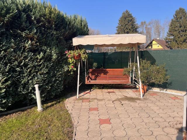 Rodinný  dom na predaj v Gabčíkove - Záhrada rodinného domu s hojdačkou, chodníkom a bujnou zeleňou v pozadí.