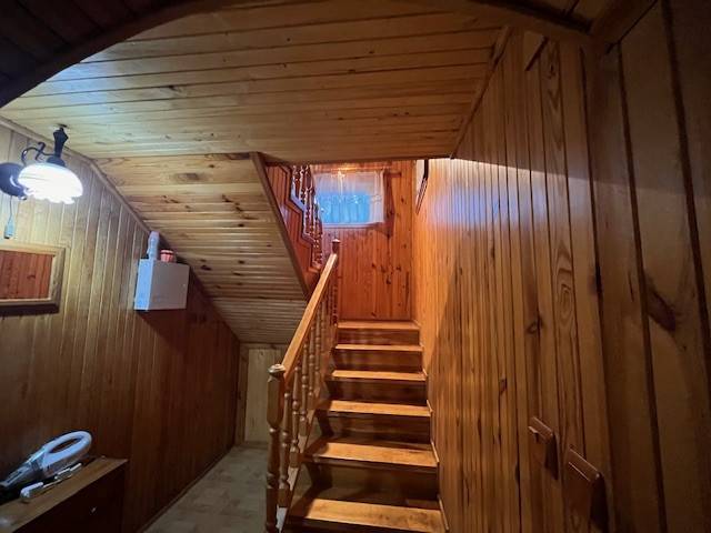 Rodinný  dom na predaj v Gabčíkove - Drevené schody vedúce na poschodie, obklopené dreveným obkladom v rodinnom dome.