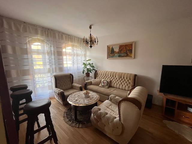 Rodinný  dom na predaj v Gabčíkove - Obývačka v rodinnom dome s pohodlnou sedačkou, obrazom, televízorom a elegantným osvetlením.