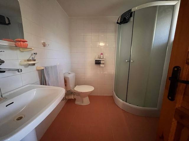 Rodinný  dom na predaj v Gabčíkove - Kúpeľňa a rodinný dom s vaňou, toaletou a sprchovým kútom na dlažbe.