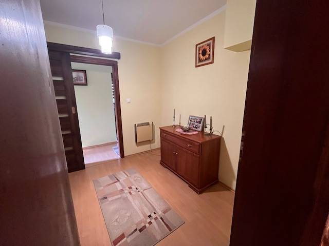 Rodinný  dom na predaj v Gabčíkove - Chodba v rodinnom dome s komodou, kobercom a drevenými posuvnými dverami.