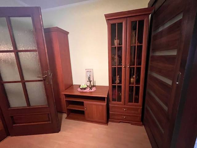 Rodinný  dom na predaj v Gabčíkove - Rodinný dom s dreveným nábytkom: vitrína, stôl, skrinky, dvere a dekorácie.