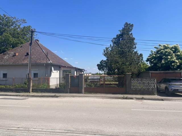 Rodinný dom na úžasnom pozemku. - Rodinný dom v Kráľovičových Kračanoch s oploteným pozemkom, stromami a zaparkovaným autom.