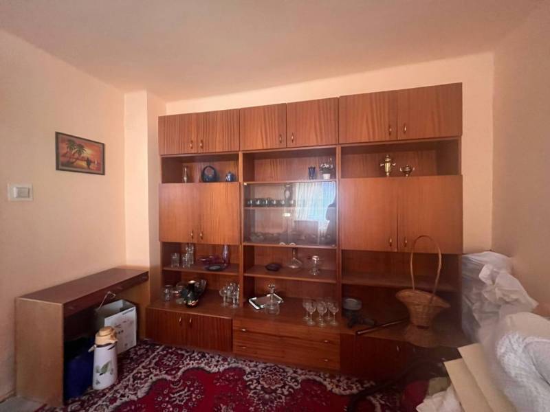 ☎️    0918 846 340    Rodinný dom okamžite obývateľný. - Drevená obývacia stena s vitrínou a dekoráciami, rodinný dom.