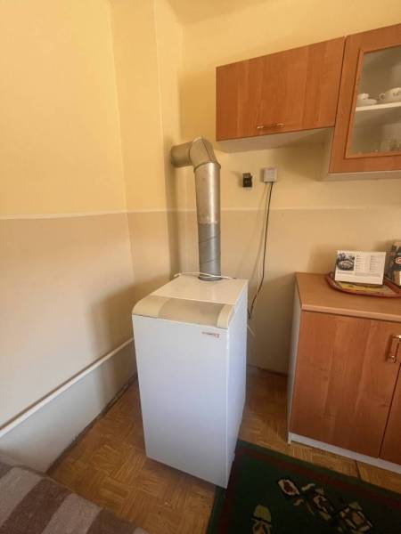 ☎️    0918 846 340    Rodinný dom okamžite obývateľný. - Kúrenie s kotlom, drevený dekor a skrinky v rodinnom dome.