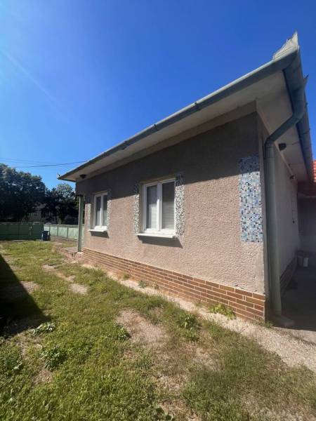 ☎️    0918 846 340    Rodinný dom okamžite obývateľný. - Rodinný dom v Lúči na Ostrove, jednoduchá fasáda a zelený trávnik.