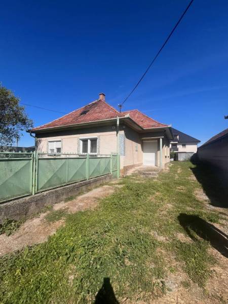 ☎️    0918 846 340    Rodinný dom okamžite obývateľný. - Rodinný dom v Lúči na Ostrove s červenou strechou a zelenou bránou.