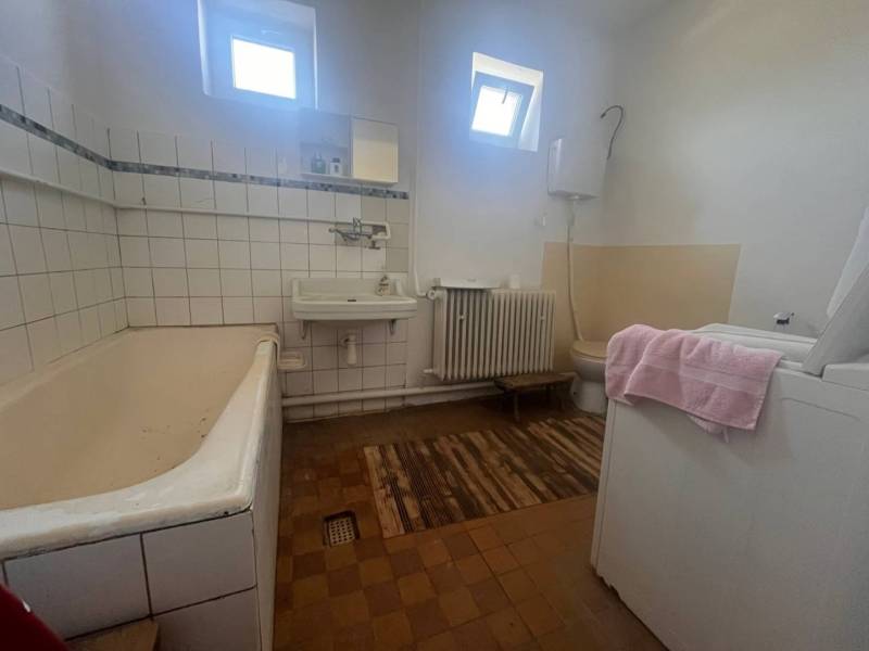 ☎️    0918 846 340    Rodinný dom okamžite obývateľný. - Kúpeľňa v rodinnom dome s vaňou, umývadlom a práčkou, dlažba s dreveným dekorom.