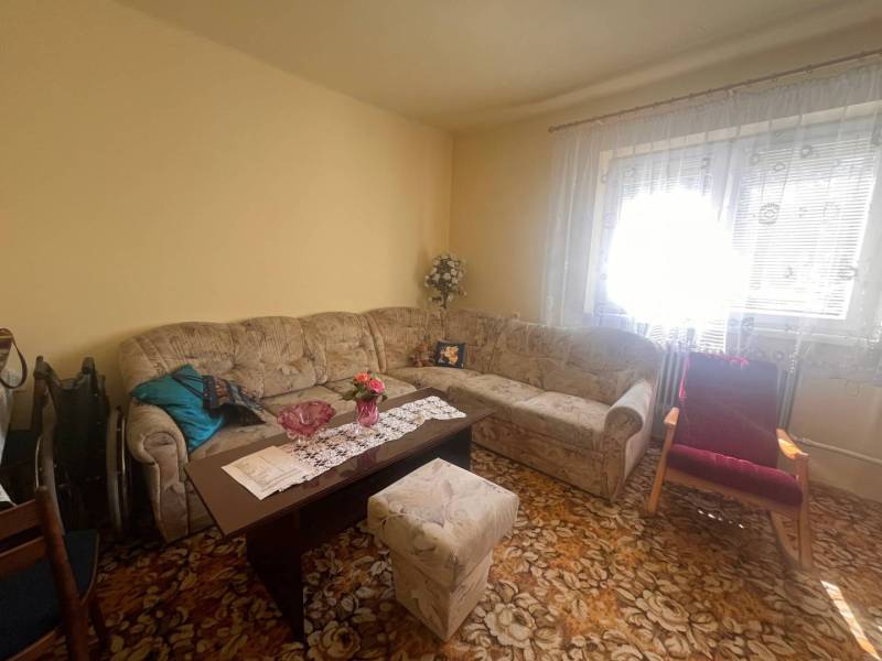 ☎️    0918 846 340    Rodinný dom okamžite obývateľný. - Obývačka s kvetinovým kobercom a pohovkou v Rodinnom dome.