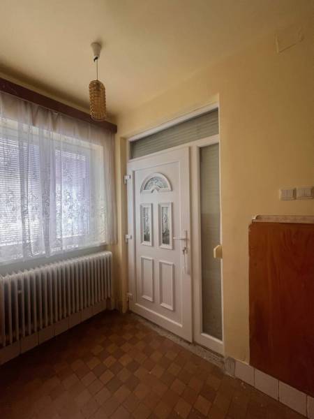 ☎️    0918 846 340    Rodinný dom okamžite obývateľný. - Vstupná hala s bielymi dverami, závesmi a radiátorom v rodinnom dome.