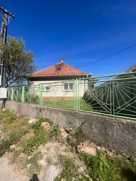 ☎️    0918 846 340    Rodinný dom okamžite obývateľný. - Rodinný dom v Lúči na Ostrove s červenou strechou a zeleným plotom z kovu.