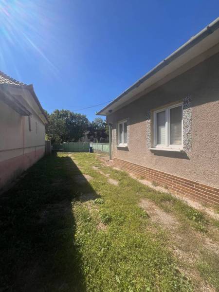 ☎️    0918 846 340    Rodinný dom okamžite obývateľný. - Rodinný dom v Lúč na Ostrove so slnečnou záhradou a zelenou trávou.