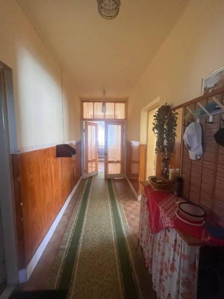 ☎️    0918 846 340    Rodinný dom okamžite obývateľný. - Dlhá chodba v rodinnom dome s behúňom a dreveným dekorom na stenách.