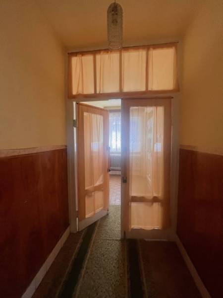 ☎️    0918 846 340    Rodinný dom okamžite obývateľný. - Chodba v rodinnom dome s dvojkrídlovými dverami a textilným závesom nad nimi.