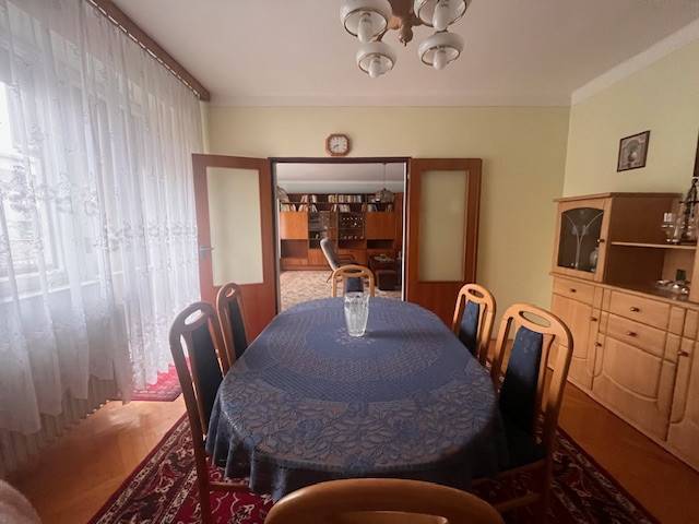 ☎️ 0918 846 340       Výrazne znížená cena len 210 000 eu. Dvojgenerač - Jedáleň v rodinnom dome s dreveným dekorom a prestretým stolom.