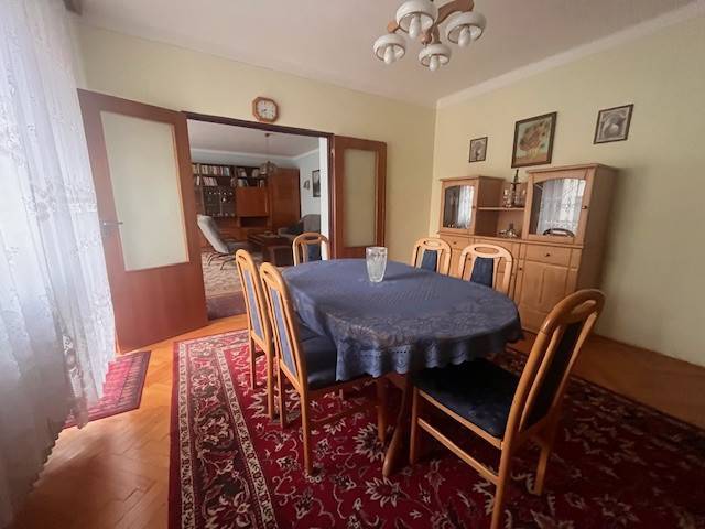 ☎️ 0918 846 340       Výrazne znížená cena len 210 000 eu. Dvojgenerač - Jedálenský stôl s modrým obrusom, stoličky, skrinky a koberce v rodinnom dome.