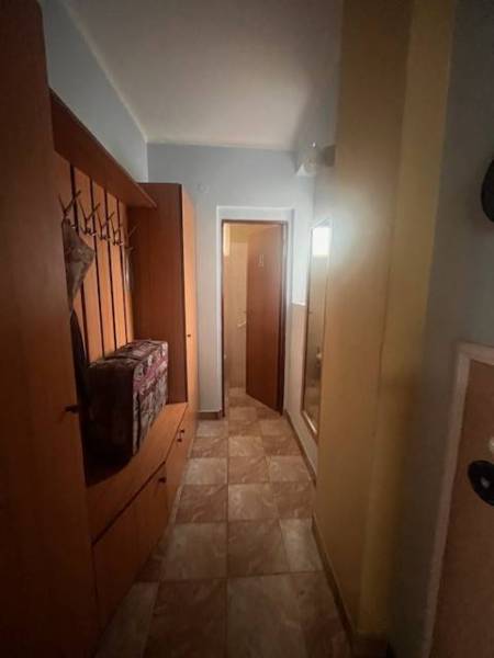 ☎️ 0918 846 340       Výrazne znížená cena len 210 000 eu. Dvojgenerač - Úzka chodba v rodinnom dome s vešiakom, zrkadlom a obkladom na stene.