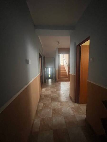 ☎️ 0918 846 340       Výrazne znížená cena len 210 000 eu. Dvojgenerač - Chodba v rodinnom dome s dlažbou, vedie k schodisku a vchodovým dverám.