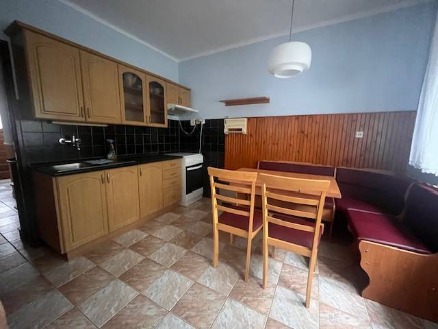 ☎️ 0918 846 340       Výrazne znížená cena len 210 000 eu. Dvojgenerač - Kuchyňa v rodinnom dome s jedálenským kútom, dreveným obložením a svetlým nábytkom.