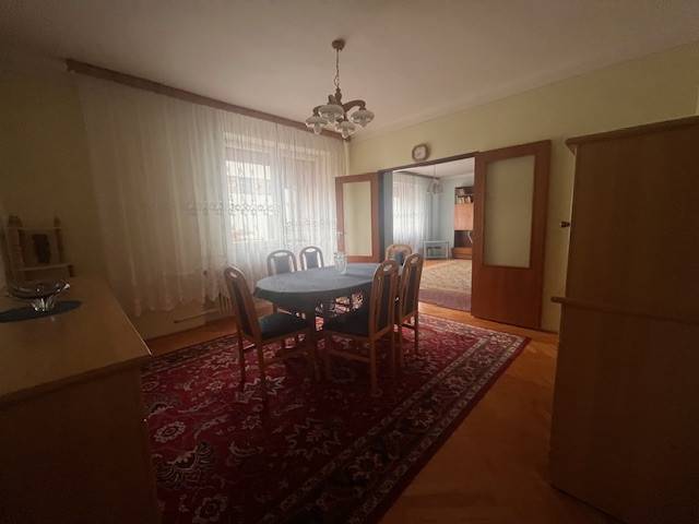 ☎️ 0918 846 340       Výrazne znížená cena len 210 000 eu. Dvojgenerač - Jídelna v rodinném domě s kulatým stolem, židlemi a perským kobercem.