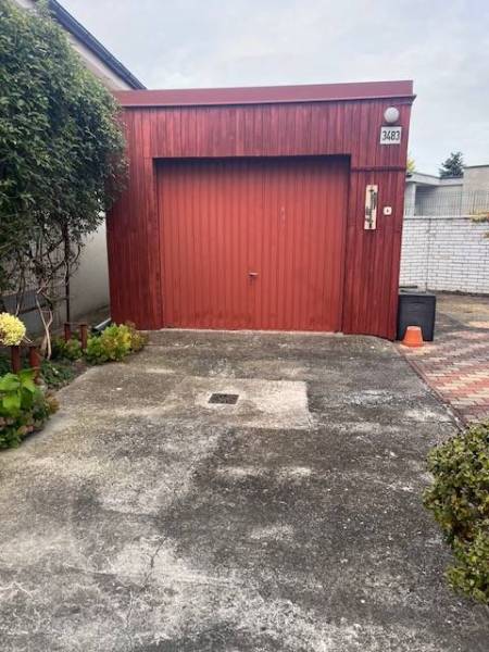 ☎️ 0918 846 340       Výrazne znížená cena len 210 000 eu. Dvojgenerač - Červená drevená garáž pri rodinnom dome v Dunajskej Strede s betónovou príjazdovou cestou.