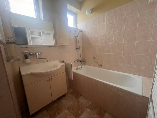 ☎️ 0918 846 340       Výrazne znížená cena len 210 000 eu. Dvojgenerač - Kúpeľňa v rodinnom dome s vaňou, umývadlom, zrkadlom a svetlou dlažbou.