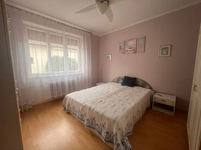 ☎️ 0918 846 340       Výrazne znížená cena len 210 000 eu. Dvojgenerač - Spálňa v rodinnom dome s manželskou posteľou, podlahou s dreveným dekorom a závesmi.