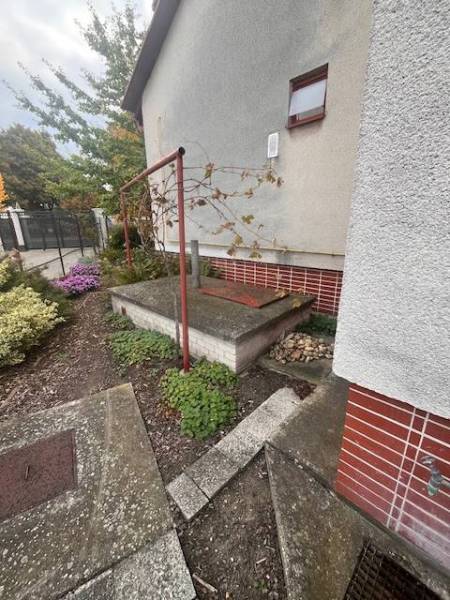 ☎️ 0918 846 340       Výrazne znížená cena len 210 000 eu. Dvojgenerač - Rodinný dom v Dunajskej Strede so záhradou, okrasnými rastlinami a vonkajším chodníkom.