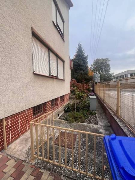 ☎️ 0918 846 340       Výrazne znížená cena len 210 000 eu. Dvojgenerač - Rodinný dom v Dunajskej Strede s oploteným exteriérom, betónovým chodníkom a zeleňou.