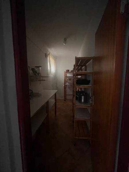 ☎️ 0918 846 340       Výrazne znížená cena len 210 000 eu. Dvojgenerač - Úzka špajza v rodinnom dome s policami a kuchynským riadom.