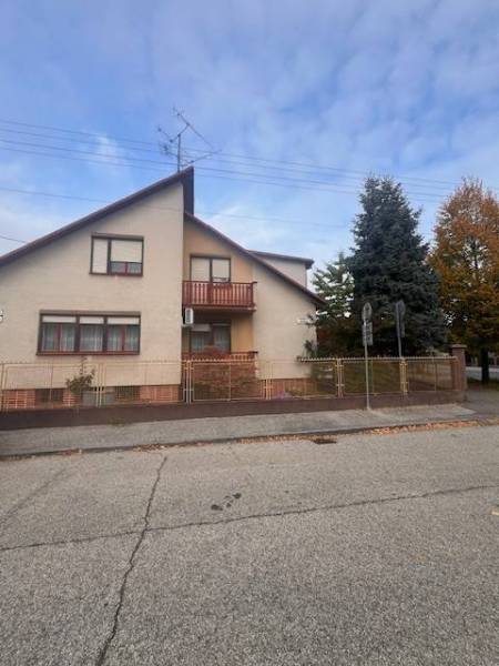 ☎️ 0918 846 340       Výrazne znížená cena len 210 000 eu. Dvojgenerač - Rodinný dom v Dunajskej Strede s predzáhradkou, plotom a stromami pred domom.