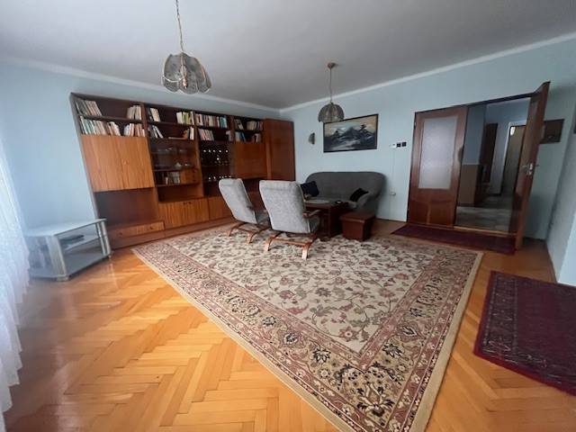 ☎️ 0918 846 340       Výrazne znížená cena len 210 000 eu. Dvojgenerač - Obývacia izba v rodinnom dome s podlahou s dreveným dekorom a veľkým koberecom.