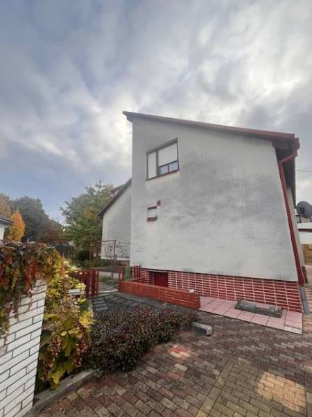 ☎️ 0918 846 340       Výrazne znížená cena len 210 000 eu. Dvojgenerač - Rodinný dom v Dunajskej Strede s bielou fasádou, šikmou strechou a upravenou záhradou.