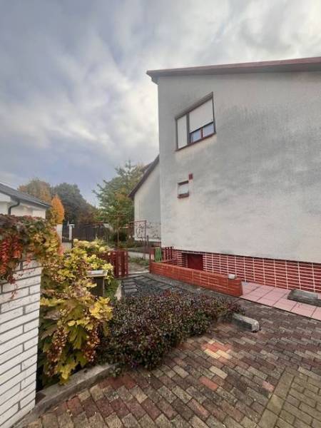 ☎️ 0918 846 340       Výrazne znížená cena len 210 000 eu. Dvojgenerač - Rodinný dom v Dunajskej Strede s tehlovým obkladom a upraveným dvorom plným zelene.