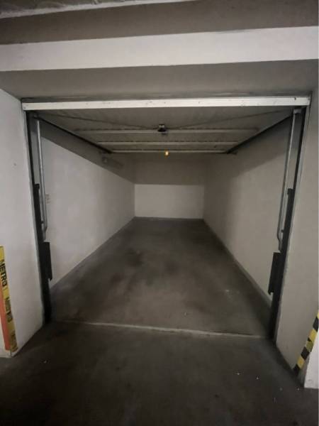 Garáž na prenájom. - Prázdna garáž s betónovou podlahou v Dunajskej Strede na Galantskej ulici.