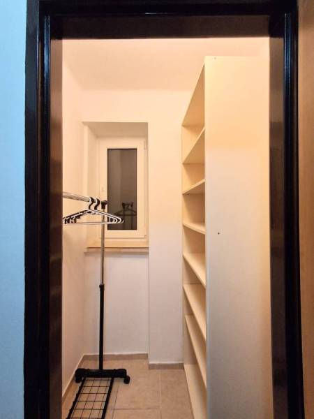 ☎️   0918 846 340           Byt v centre mesta na Jesenského ulici. - Úložný priestor s policami a vešiakom v 1-izbovom byte.