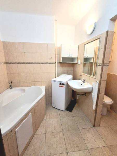 ☎️   0918 846 340           Byt v centre mesta na Jesenského ulici. - Kúpeľňa v 1-izbovom byte s vaňou, práčkou a toaletou.